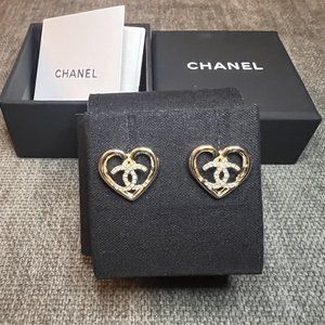 22C CHANEL CC Crystal Heart Earrings Studs Gold Tone